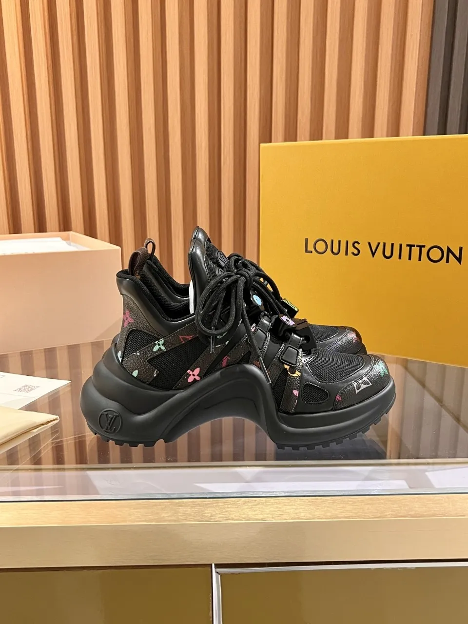 👟👟Ex-factory price 720👟👟 This three-color LV is different. 2025 new Murakami Takashi co-branded black three-color LV fancy button model Archlight donkey brand hardware casual sports dad shoes with an increased heel height of about 5.5cm, 35-41 white letter buckle